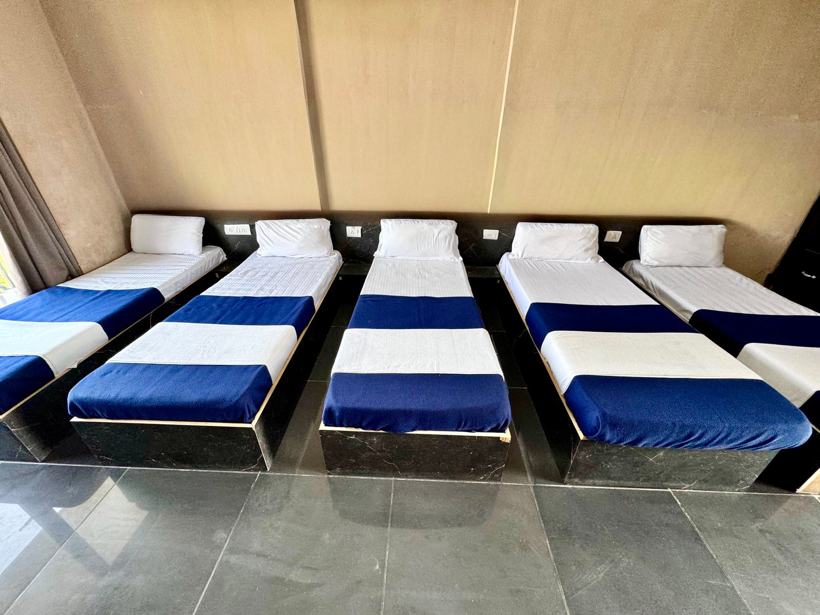 Thumbnail 2: Common Washroom