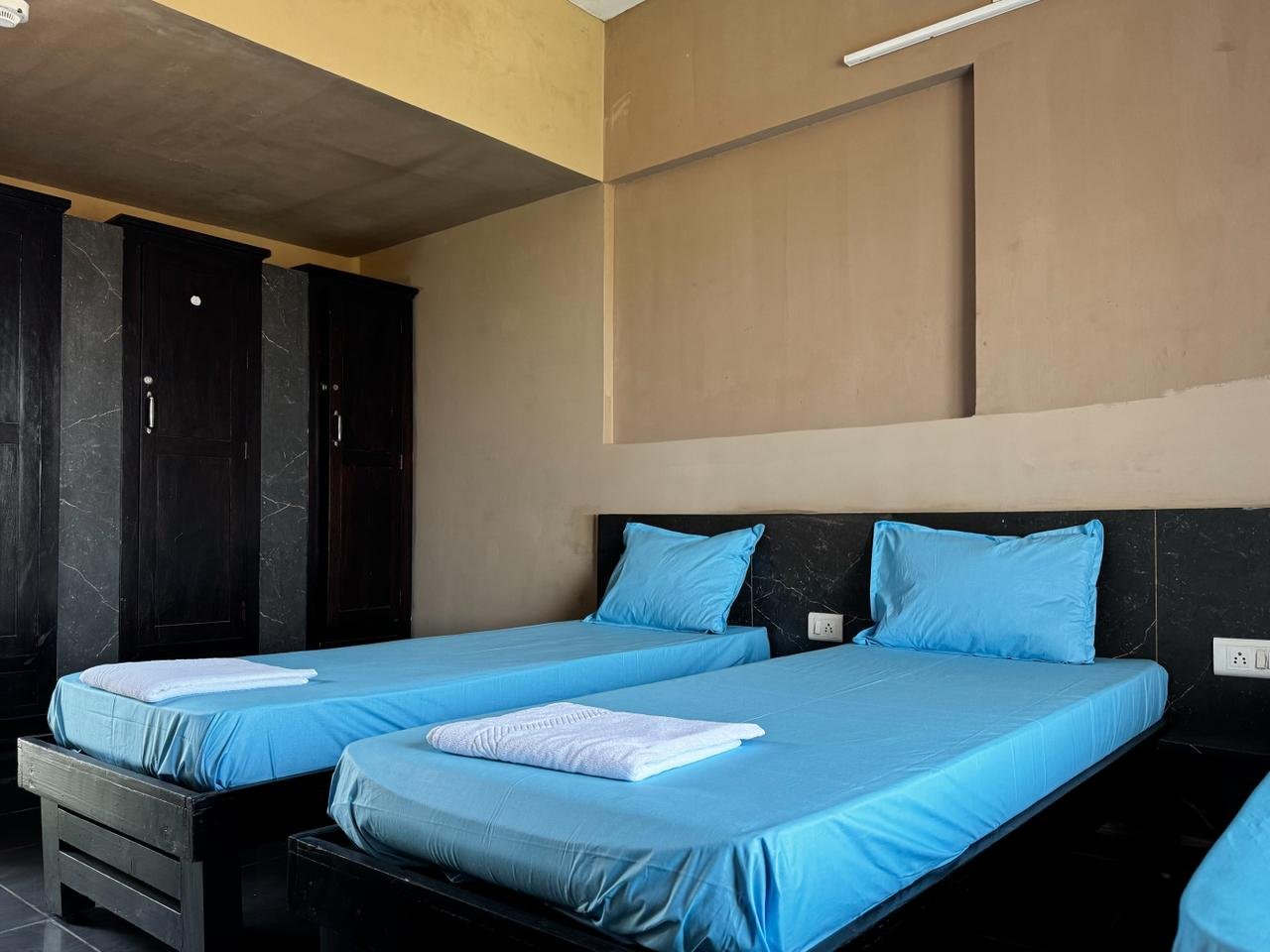 Thumbnail 1: Three Sharing Room